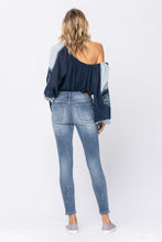 Load image into Gallery viewer, Judy Blue Distressed Jeans